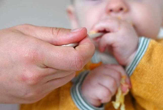Greșelile frecvente ale părinților la diversificare: recomandările medicului nutriționist