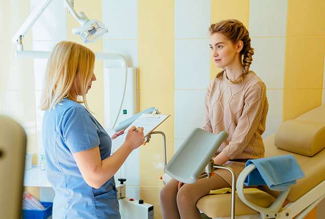Prima vizită la ginecolog a adolescentei: ghid util pentru părinți