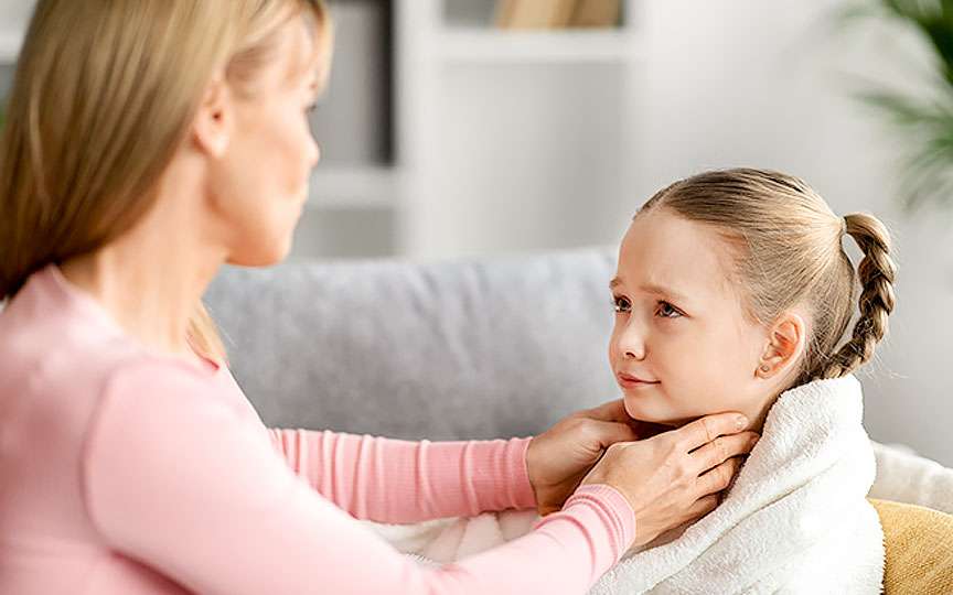 Umflătură pe gât la copil: cauze, diagnostic și când trebuie mers urgent la medic