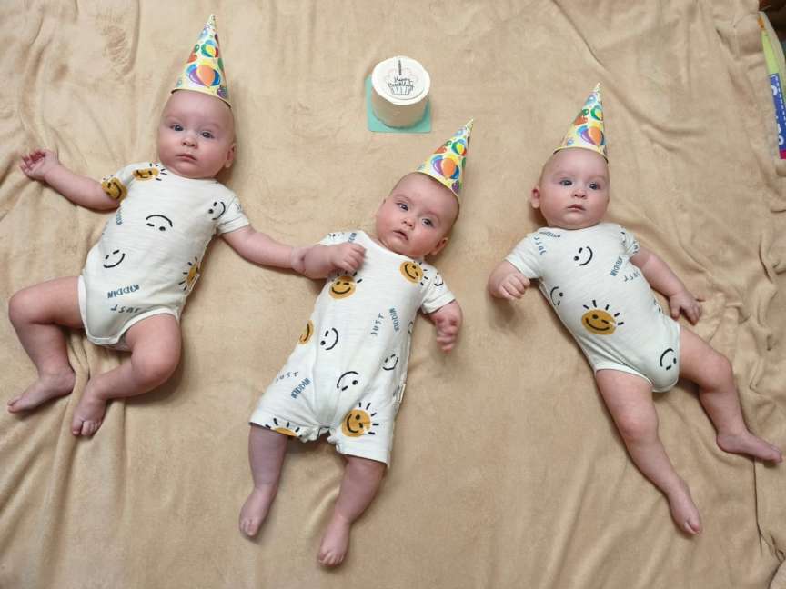 Trei surprize într-un singur an: Marat, Matvei și Miroslava, tripleții care trăiesc primul lor Crăciun