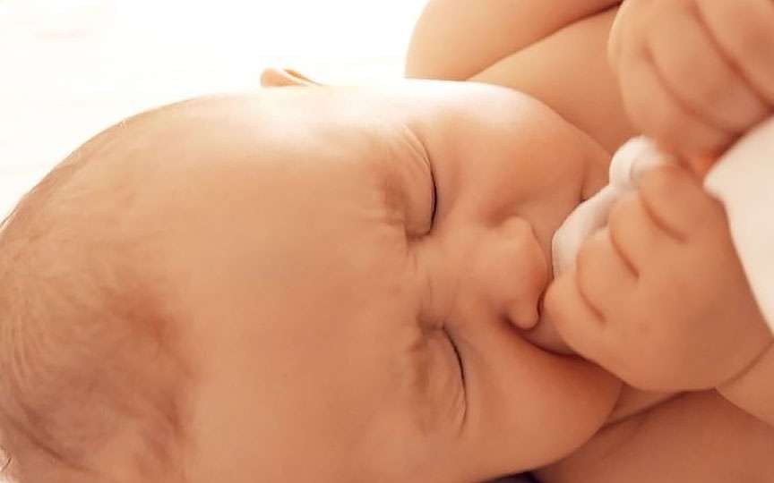 Nou-născutul strănută frecvent: cauze, normalitate și sfaturi pentru părinți