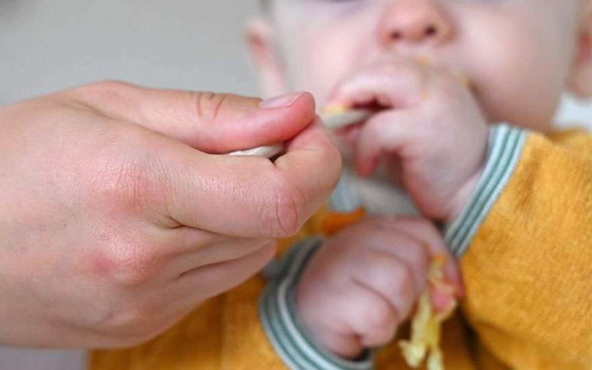 Greșelile frecvente ale părinților la diversificare: recomandările medicului nutriționist