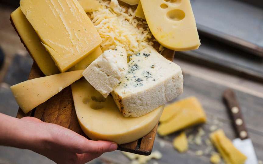 Consumul de brânzeturi grase ar putea reduce riscul de demență, arată un studiu