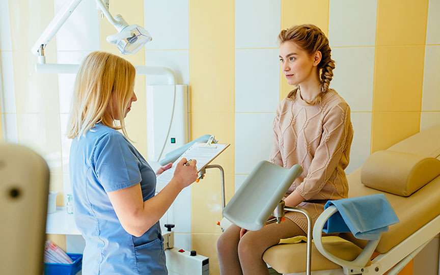 Prima vizită la ginecolog a adolescentei: ghid util pentru părinți
