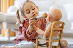 Cum să înveți copilul să se joace singur: sfaturi practice pentru părinți