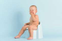 Scaun deschis la culoare la copii – cauze, simptome și tratament