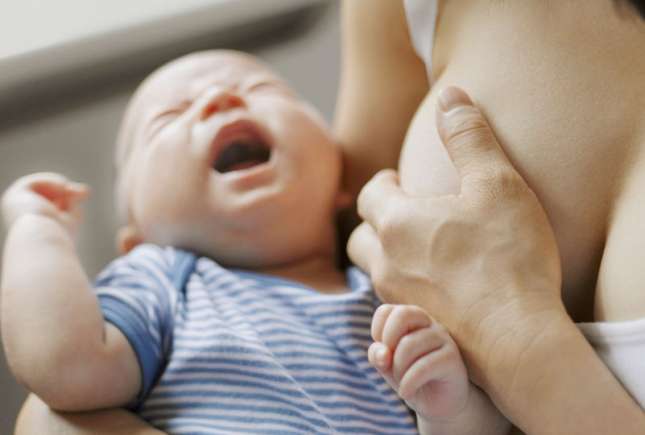 Alimentația sugarului 0–6 luni: soluții când apar probleme