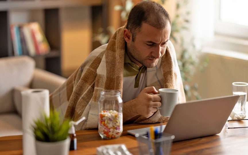 Ipohondria online: cum transformă internetul simptomele banale în panică