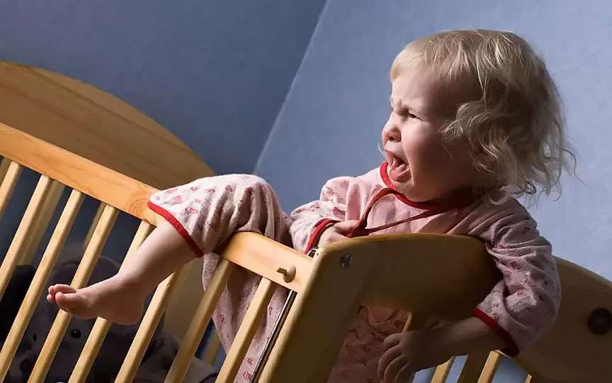 Fetiță de 2 ani a murit prinsă într-un pat: pericolele ascunse ale mobilierului pentru copii