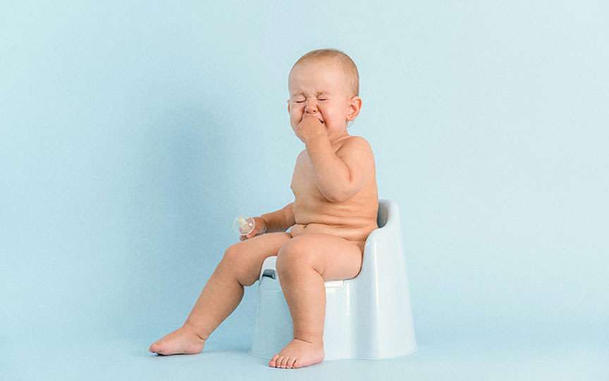 Scaun deschis la culoare la copii – cauze, simptome și tratament
