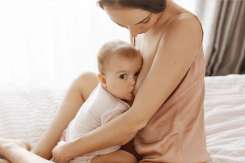 Bebelușul mușcă sânul în timpul alăptării: cauze și soluții explicate de pediatru