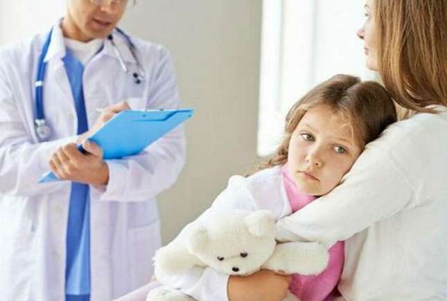Cum să ajuți copilul să nu se teamă de medici: sfaturi simple pentru părinți