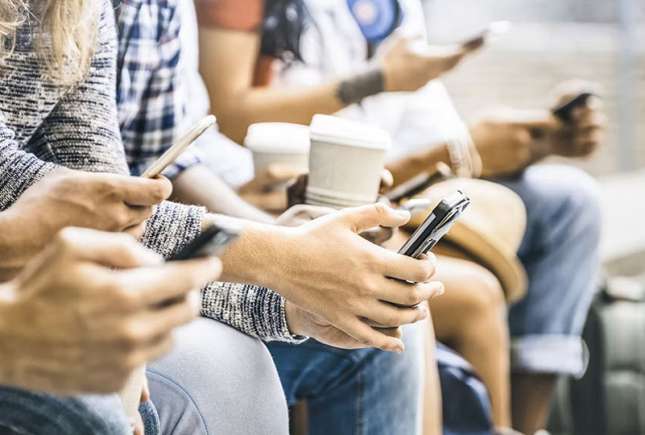 Renunțarea la rețelele sociale: cum influențează o pauză digitală anxietatea și depresia