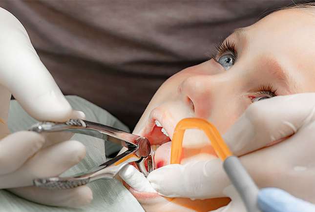 Dacă nu dor dinții, înseamnă că totul e în regulă? Cele mai frecvente întrebări adresate stomatologului pediatru
