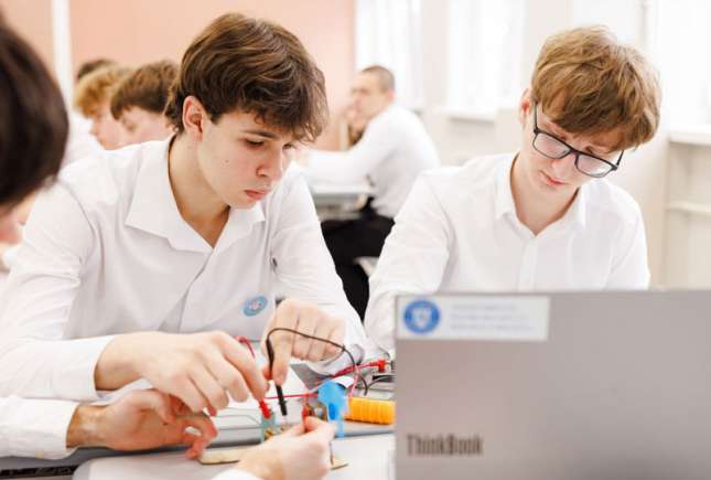 Laboratoare moderne de științe pentru elevii din Florești și Bălți