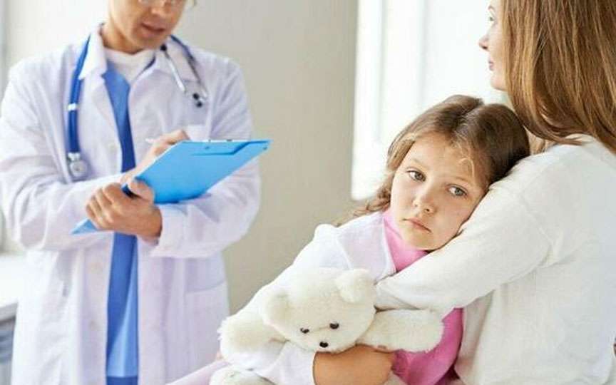 Cum să ajuți copilul să nu se teamă de medici: sfaturi simple pentru părinți