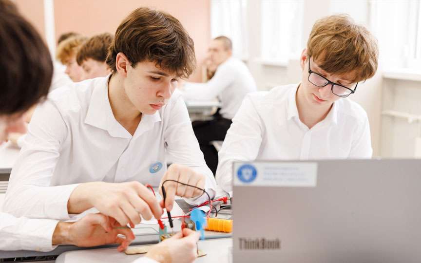 Laboratoare moderne de științe pentru elevii din Florești și Bălți