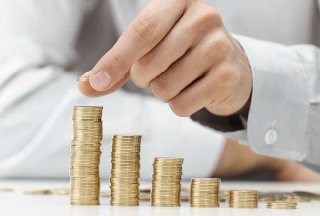Salariul mediu a depășit 16.300 lei. Cele mai mici venituri, în agricultură și HoReCa
