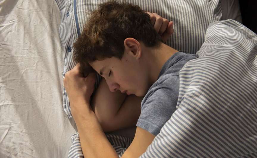 De ce adolescenții dorm mai mult dimineața și adorm mai târziu