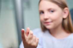 Lentile de contact pentru copii – de la ce vârstă pot fi purtate și cum se aleg corect