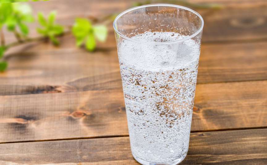 Se poate bea apă minerală zilnic? Ce trebuie să știi despre conținutul de sodiu