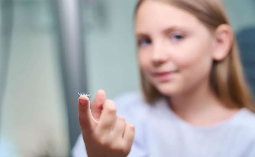 Lentile de contact pentru copii – de la ce vârstă pot fi purtate și cum se aleg corect