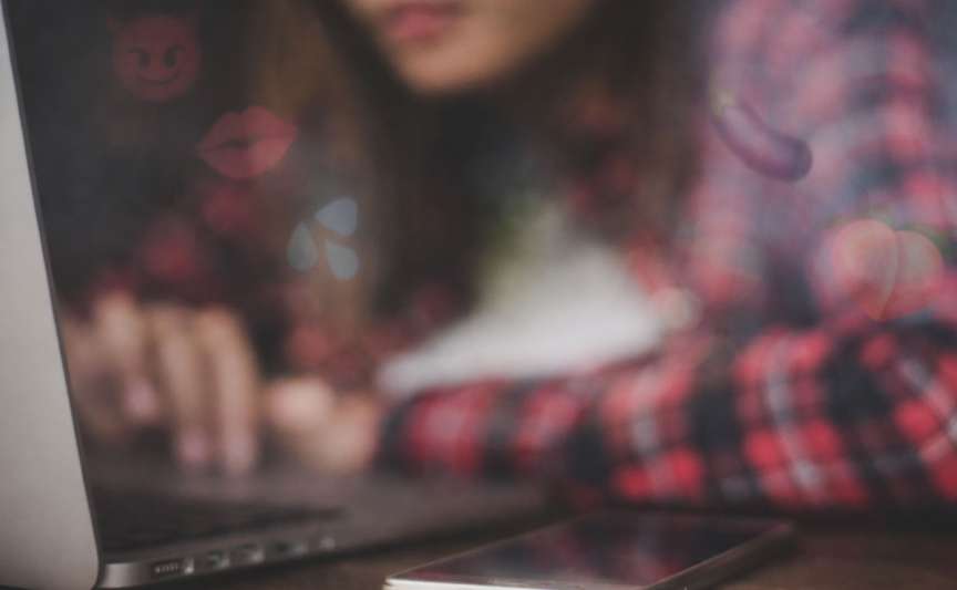 Hărțuirea sexuală online în rândul adolescenților: cum o recunoști și cum te protejezi