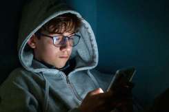 De ce adolescenții adorm târziu? Explicații despre ritmul de somn și soluții practice
