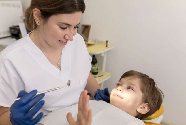 Copilul scrâșnește din dinți în somn: cauze, mituri și când este necesar consultul medical