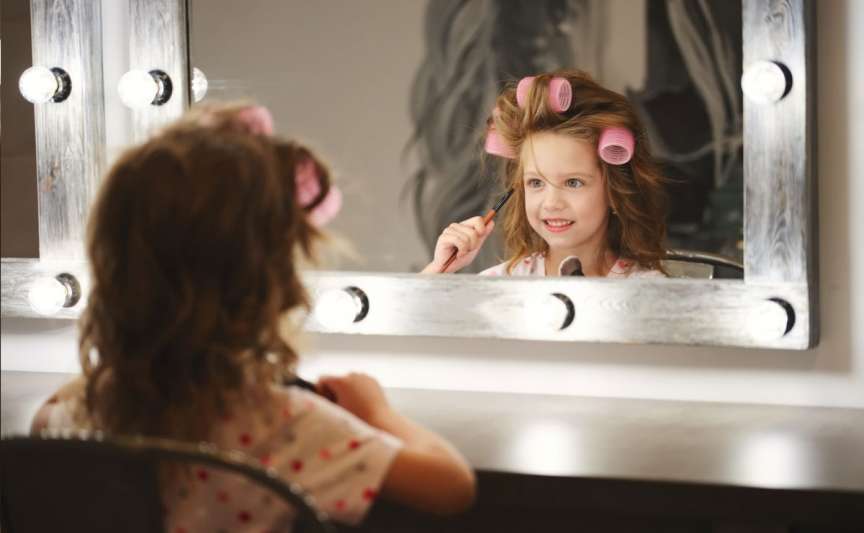 De ce promovarea cosmeticelor pentru adulți către copii pe TikTok ridică semne de alarmă