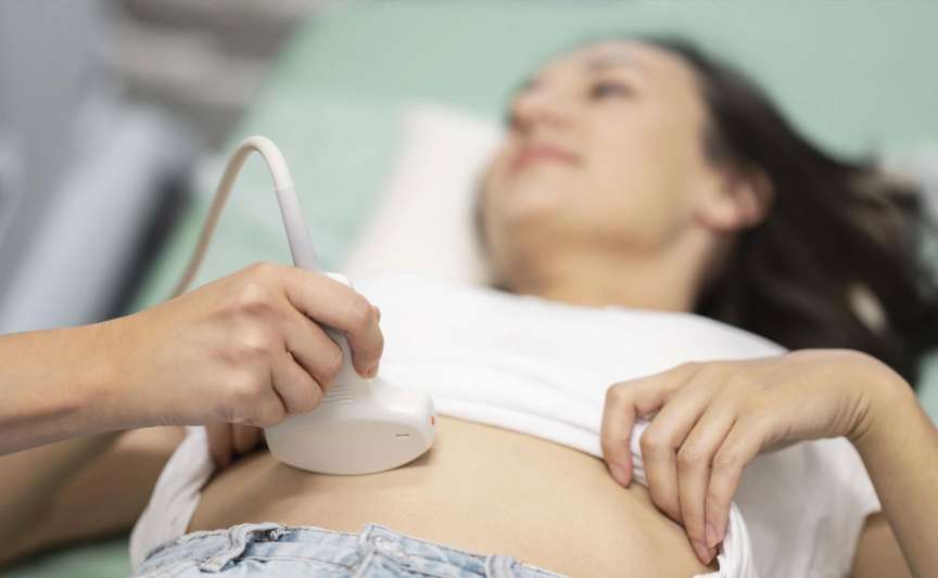 Sarcina extrauterină: cum recunoști simptomele dacă ai test pozitiv și dureri abdominale