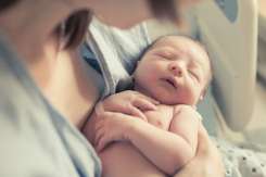 Alimentația în primele zile după naștere: ce poate mânca mama și ce alimente trebuie evitate