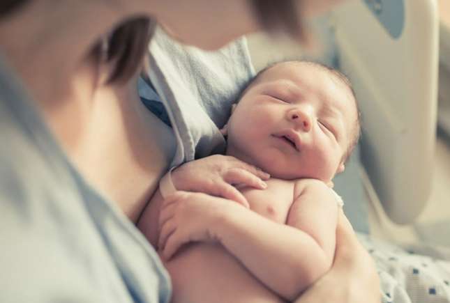 Alimentația în primele zile după naștere: ce poate mânca mama și ce alimente trebuie evitate