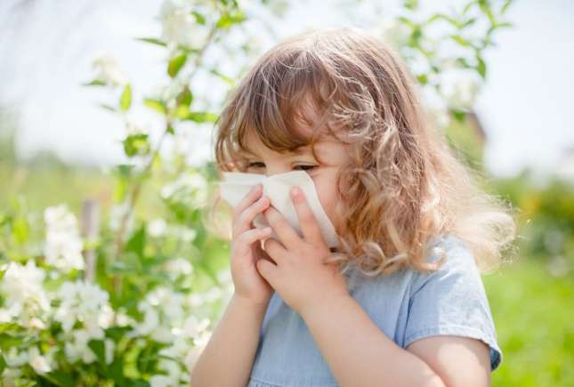 Cum deosebești alergia de răceală la copii: semnele explicate de un alergolog pediatru