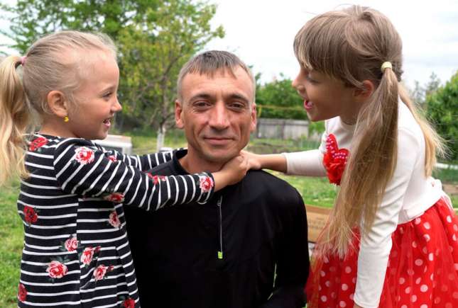 /VIDEO/ Dragoste mai mare decât greul: tatăl care își crește singur cele două fete
