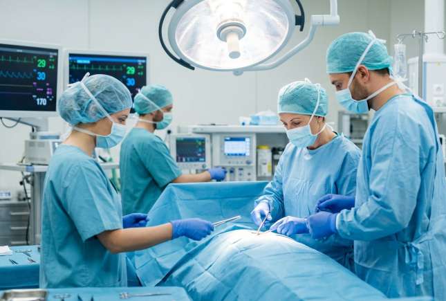 Reguli noi din 1 iulie 2026 pentru operațiile de cataractă și protezare: liste electronice și notificări SMS