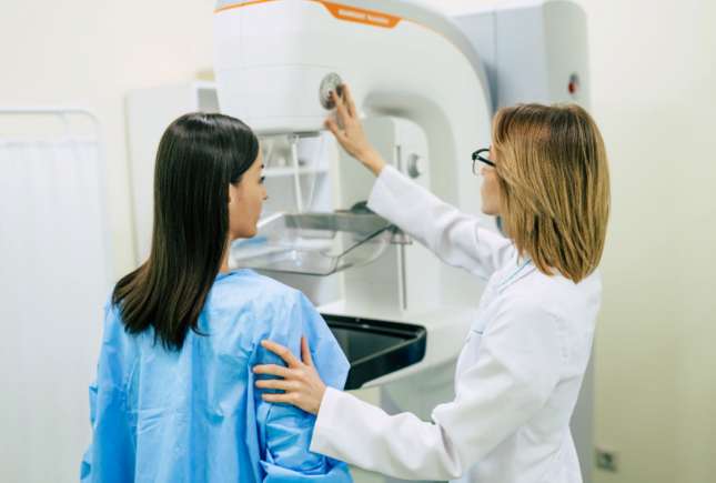 Peste 4.300 de femei, examinate gratuit pentru depistarea precoce a cancerului mamar în 2026