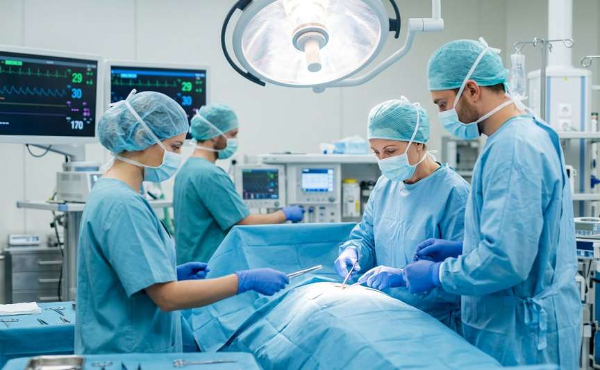 Reguli noi din 1 iulie 2026 pentru operațiile de cataractă și protezare: liste electronice și notificări SMS