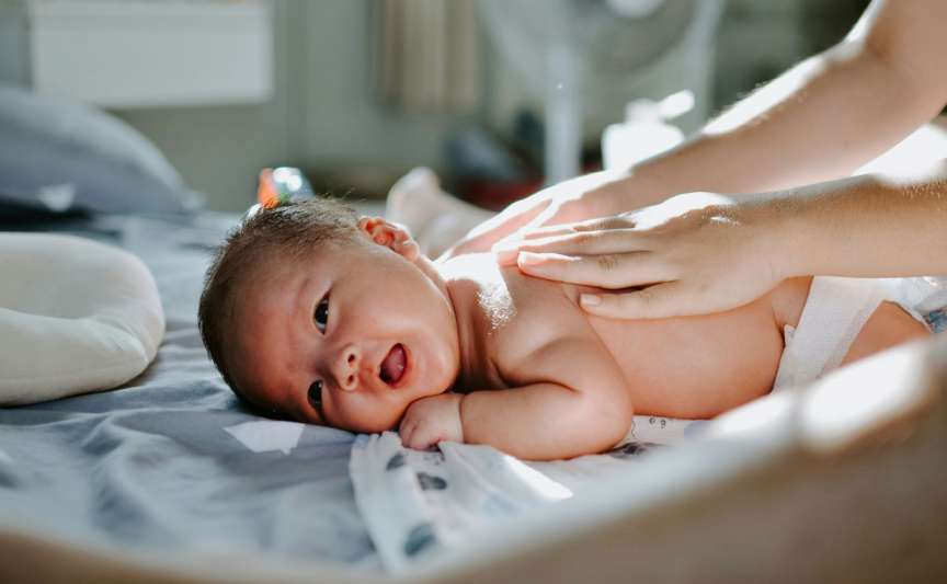 Ar putea nașterea prin cezariană și antibioticele să influențeze bacteriile intestinale ale bebelușilor?