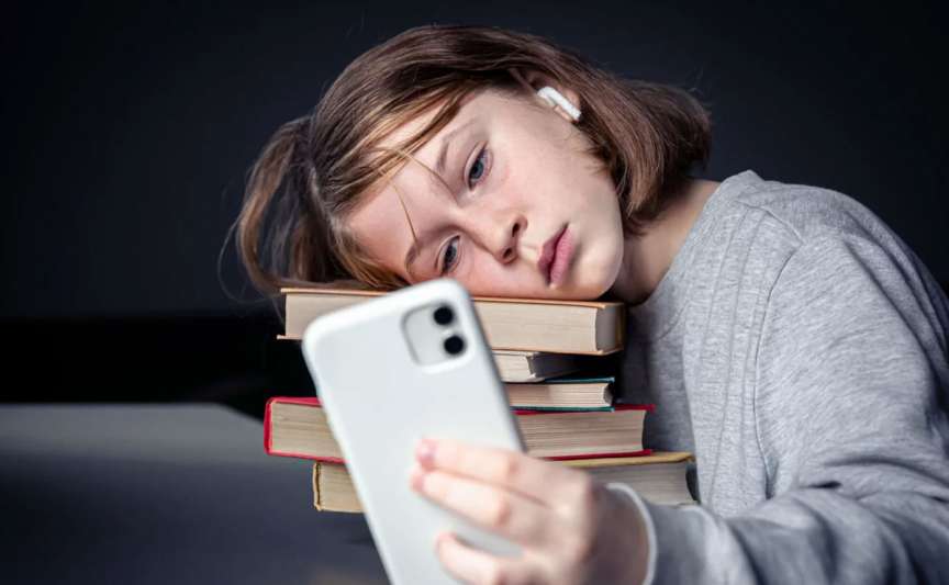 „Popcorn brain”: de ce nu se mai pot concentra adolescenții și cum îi poți ajuta