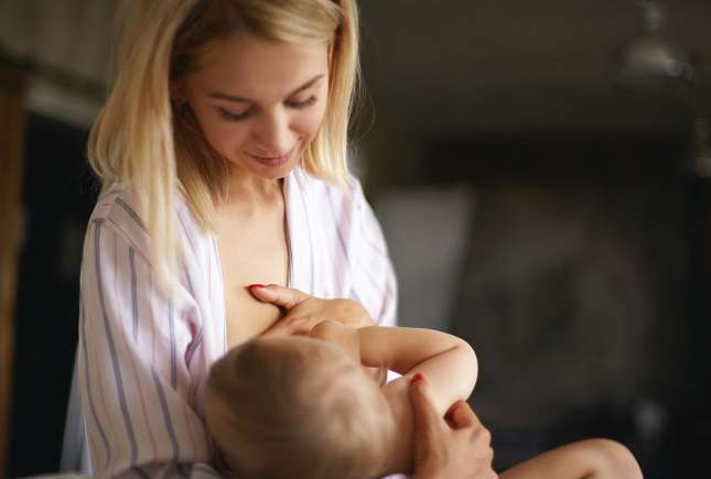 Sânii în perioada alăptării: ce schimbări sunt normale și când trebuie să te îngrijorezi