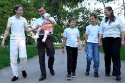 /VIDEO/ După trei băieți, tată de fetiță. Cum descoperă Octavian Gaivas o altă latură a iubirii de părinte