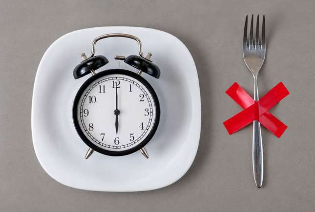 Diete absurde de care ar trebui să renunți: postul de seară, sucurile detox și postul terapeutic