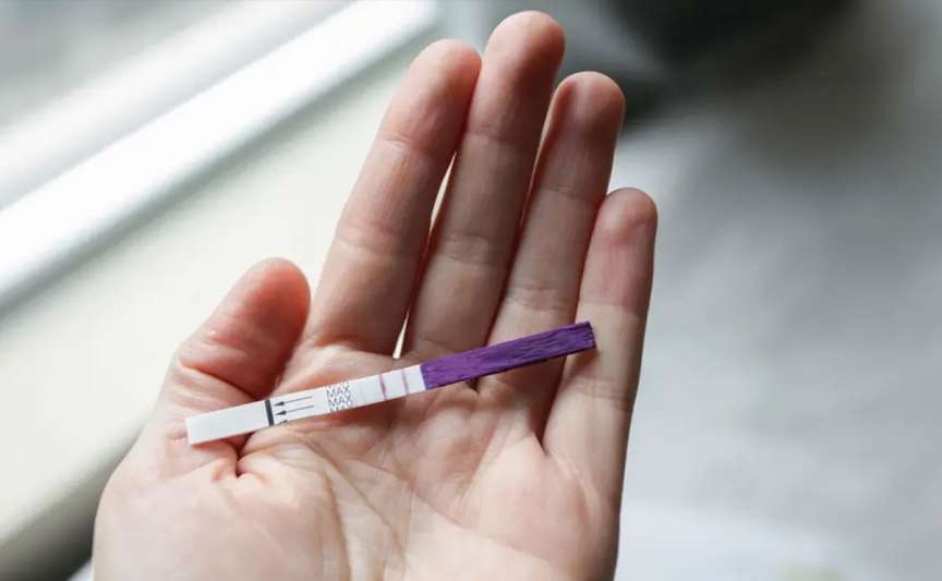 Poate un test de ovulație detecta sarcina? Explicăm de ce rezultatele pot fi confuze