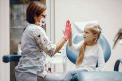 Dinții copilului cresc pe un al doilea rând? 5 semne pentru ortodont