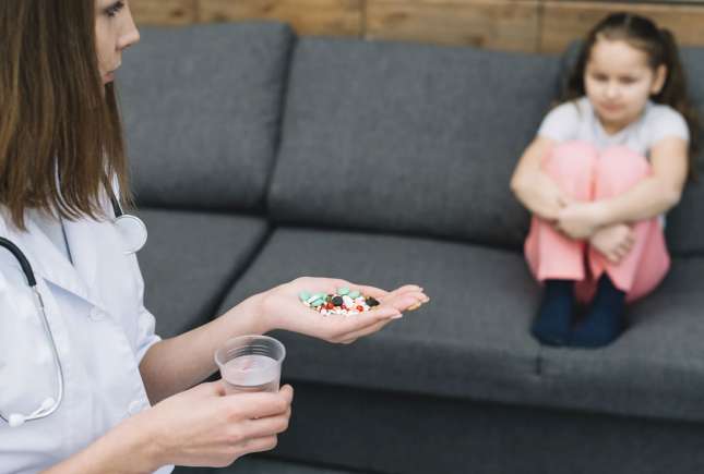 Antibioticele administrate în copilărie, asociate cu un risc mai mare de probleme intestinale